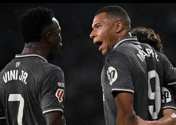 B体育下载-皇马变阵自寻烦恼 双星救主成功但下回呢？