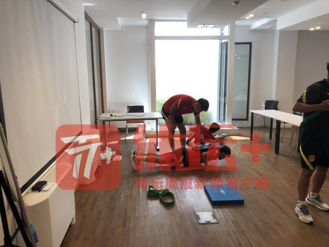 9-健身房因较小，球员们直接在健身房外的会议室里展开训练.jpg
