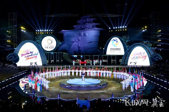 海天为幕 轮舞风华 2025年世界速度轮滑锦标赛在秦皇岛北戴河开幕